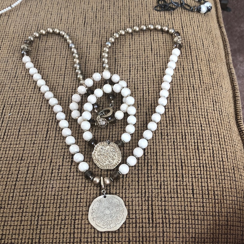 Chic White and Gold Pendant Necklace